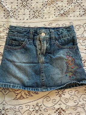 Cute Y2K Toddler girls 2000’s embroidered denim skirt with star and peace sign